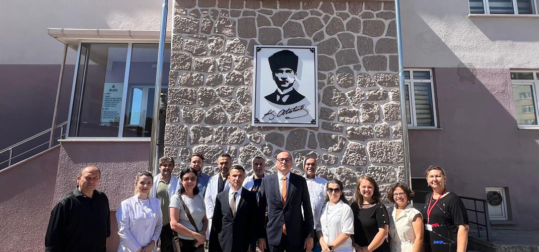 Müdürlüğümüzün araştırma yetkisi talebinin değerlendirilmesi amacıyla 21.08.2025 tarihinde Tarımsal Araştırmalar ve Politikalar Genel Müdürlüğü Hayvan Sağlığı Gıda ve Yem Araştırmaları Daire Başkanı Dr. Erkan TAÇBAŞ, Bitkisel Gıda Araştırmaları Çalışma Gr