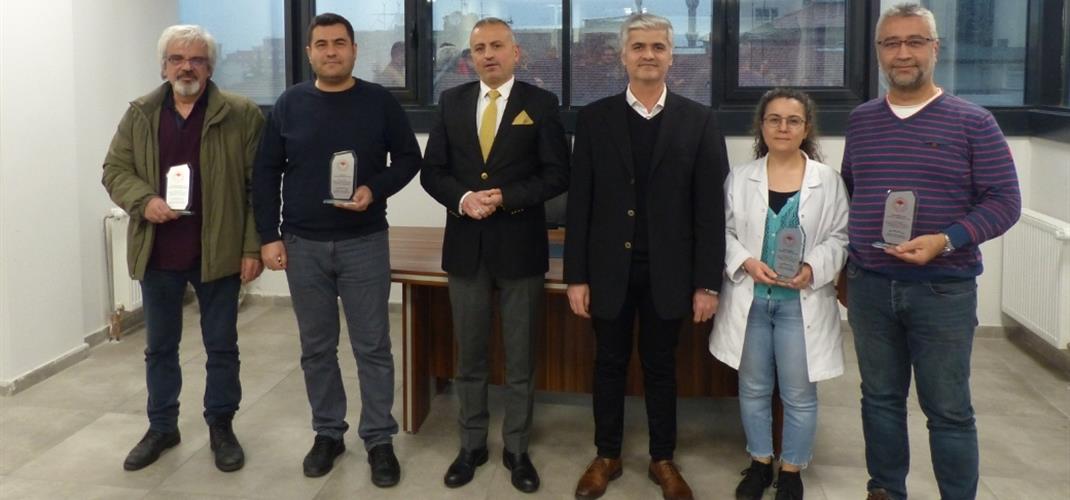 Özverili çalışmalarıyla kurumumuza değer katan arkadaşlarımıza plaketlerini takdim ettik.